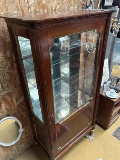 Vitrine néoclassique Maurice Hirsch – acajou, laiton et verre