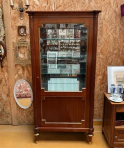 Vitrine néoclassique Maurice Hirsch – acajou, laiton et verre