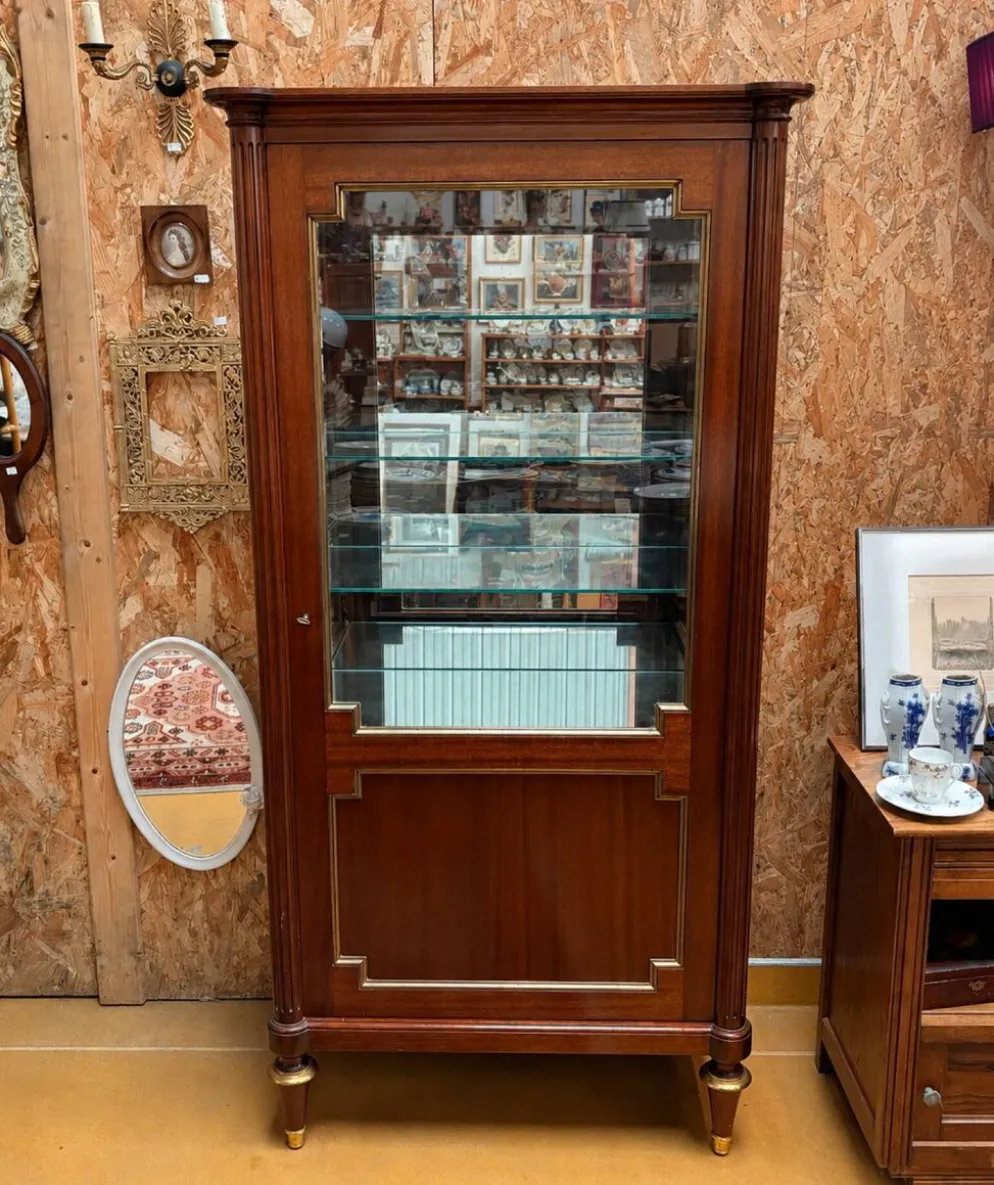 Vitrine néoclassique Maurice Hirsch – acajou, laiton et verre