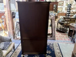 Vitrine néoclassique Maurice Hirsch – acajou, laiton et verre