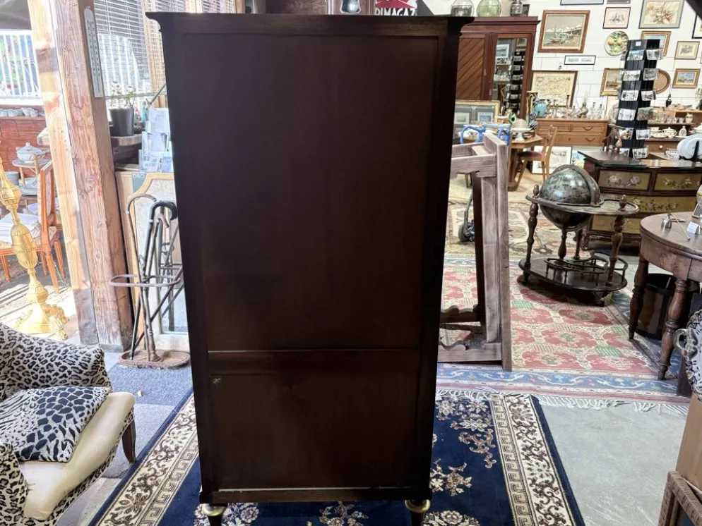 Vitrine néoclassique Maurice Hirsch – acajou, laiton et verre