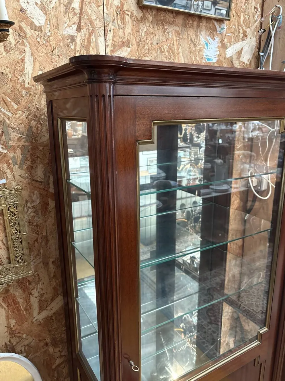 Vitrine néoclassique Maurice Hirsch – acajou, laiton et verre