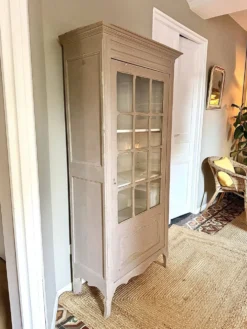 Vitrine parisienne ancienne