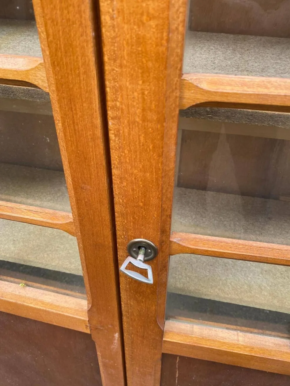 Vitrine parisienne en bois des années 50