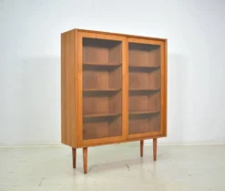 Vitrine par Poul Hundevad années 1960 en teck scandinave, haut meuble danois.