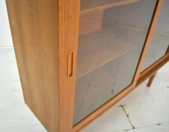 Vitrine par Poul Hundevad années 1960 en teck scandinave, haut meuble danois.