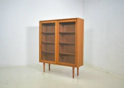 Vitrine par Poul Hundevad années 1960 en teck scandinave, haut meuble danois.
