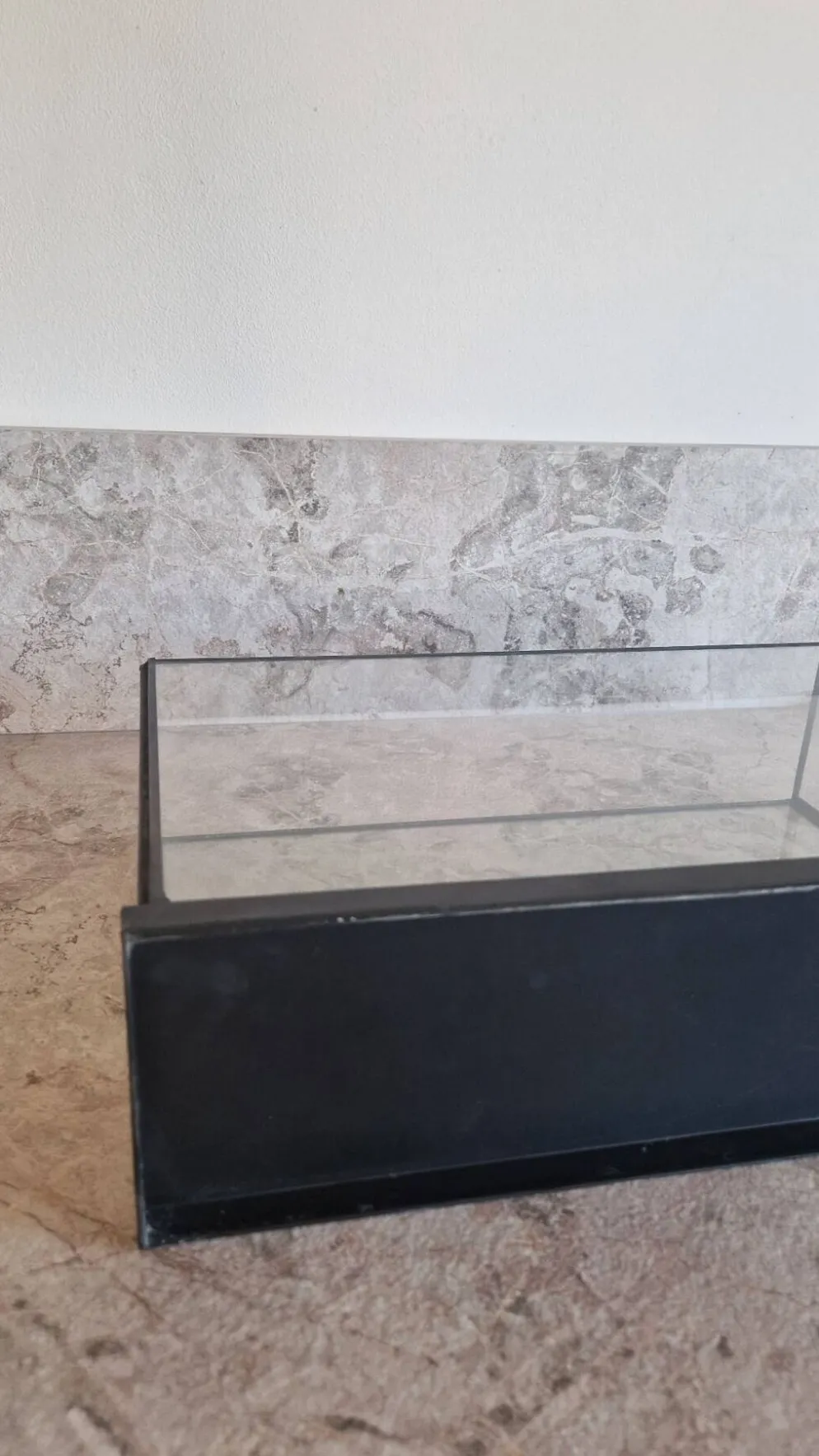 Vitrine, présentoir de table ancien en fer et verre