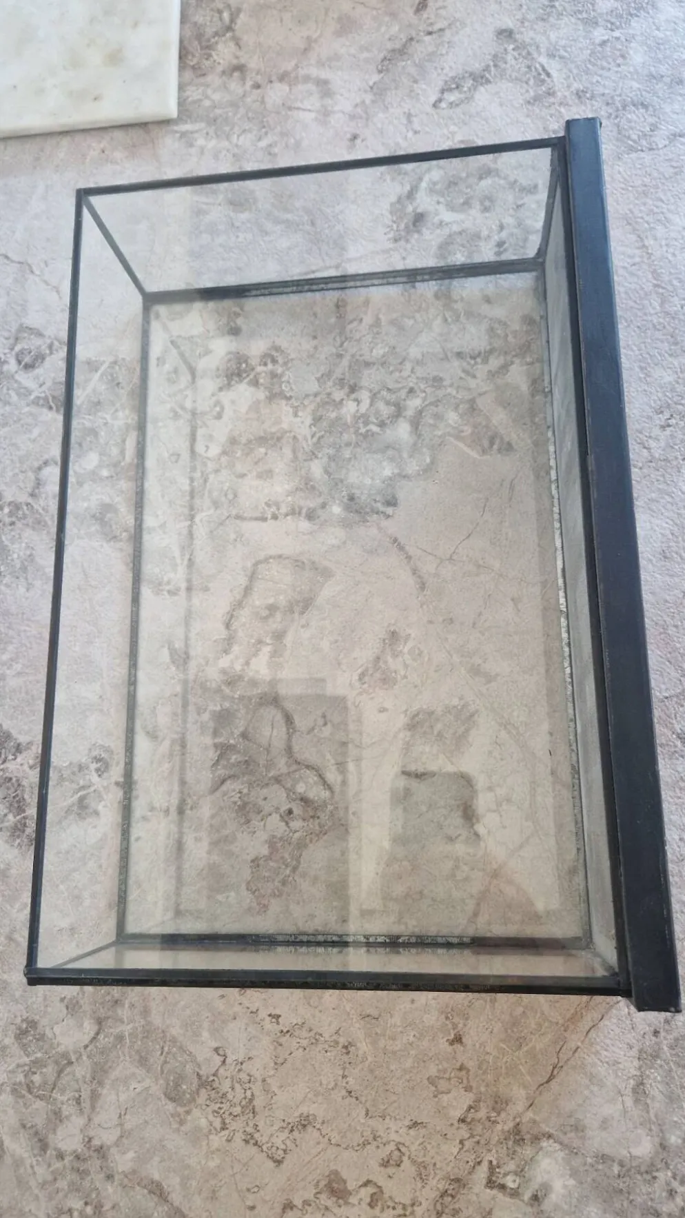 Vitrine, présentoir de table ancien en fer et verre