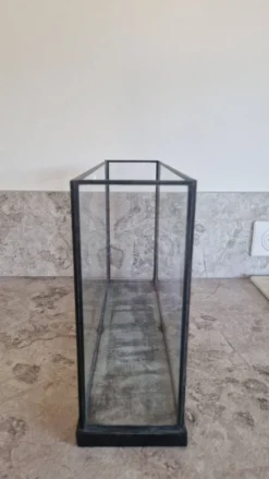 Vitrine, présentoir de table ancien en fer et verre