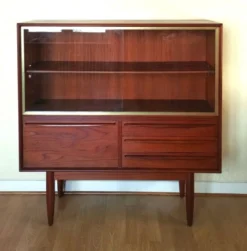 Vitrine scandinave par Johannes Andersen