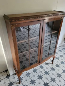 Vitrine sur pieds