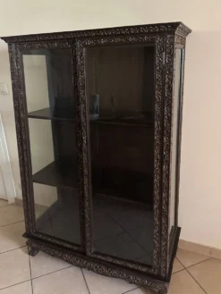 Vitrine trapèze thaïlandaise en bois massif sculpté