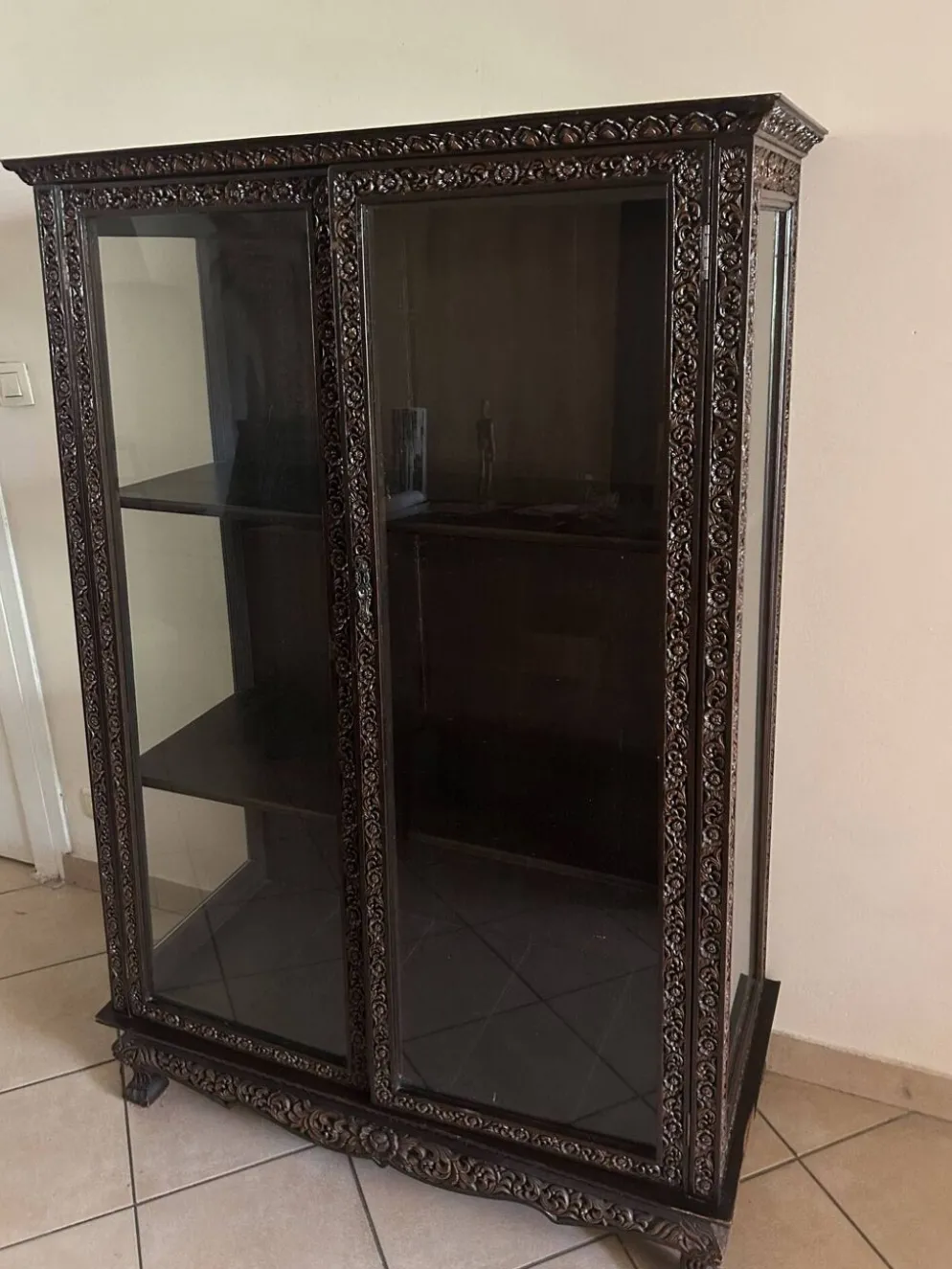 Vitrine trapèze thaïlandaise en bois massif sculpté
