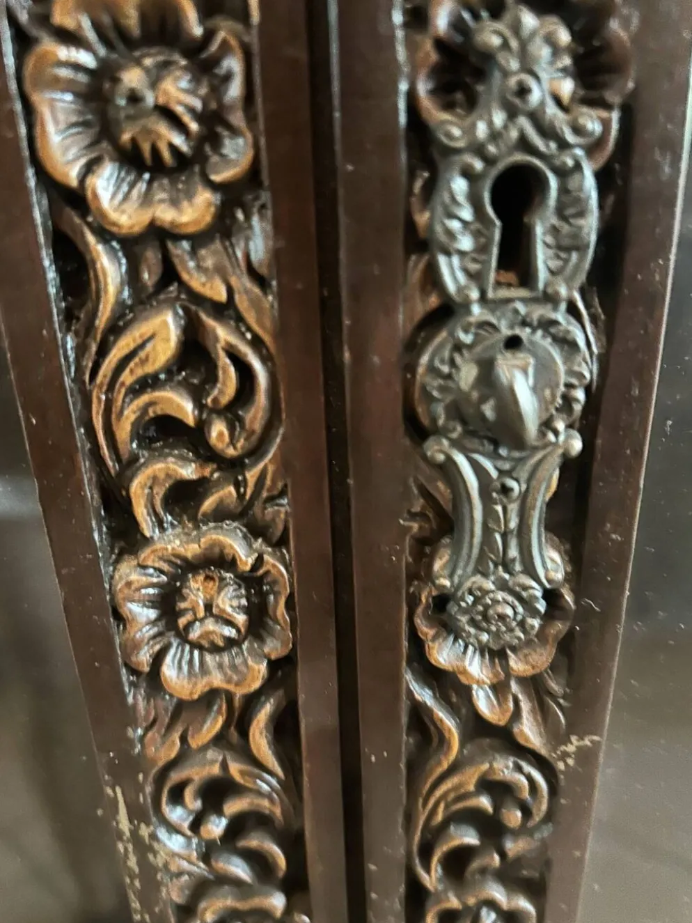 Vitrine trapèze thaïlandaise en bois massif sculpté