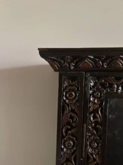 Vitrine trapèze thaïlandaise en bois massif sculpté