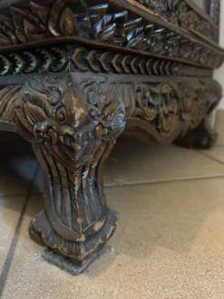 Vitrine trapèze thaïlandaise en bois massif sculpté