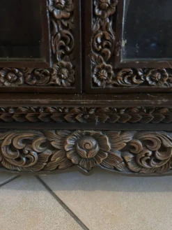 Vitrine trapèze thaïlandaise en bois massif sculpté