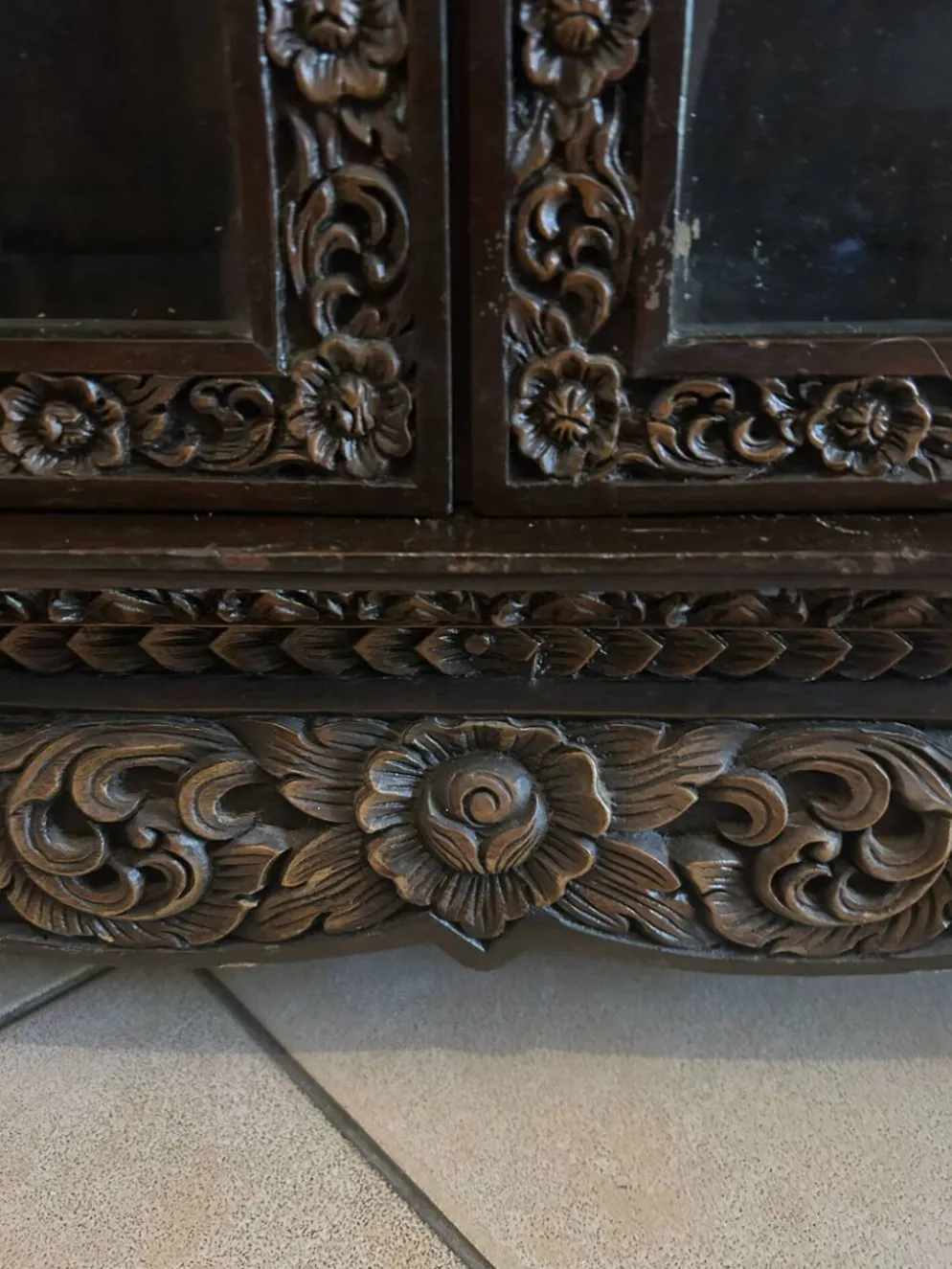 Vitrine trapèze thaïlandaise en bois massif sculpté