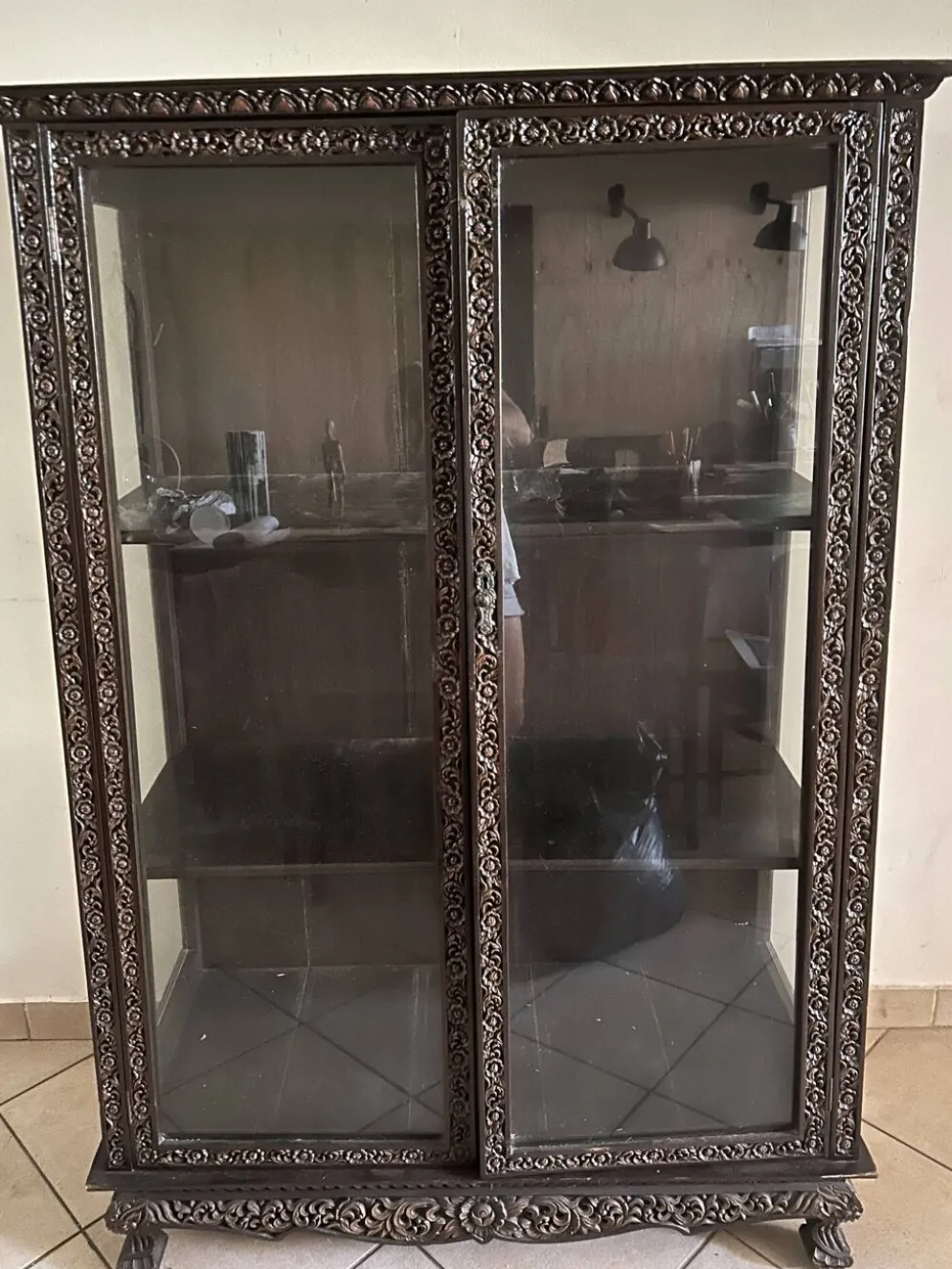 Vitrine trapèze thaïlandaise en bois massif sculpté