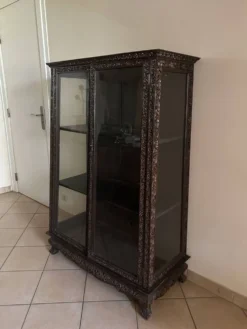 Vitrine trapèze thaïlandaise en bois massif sculpté
