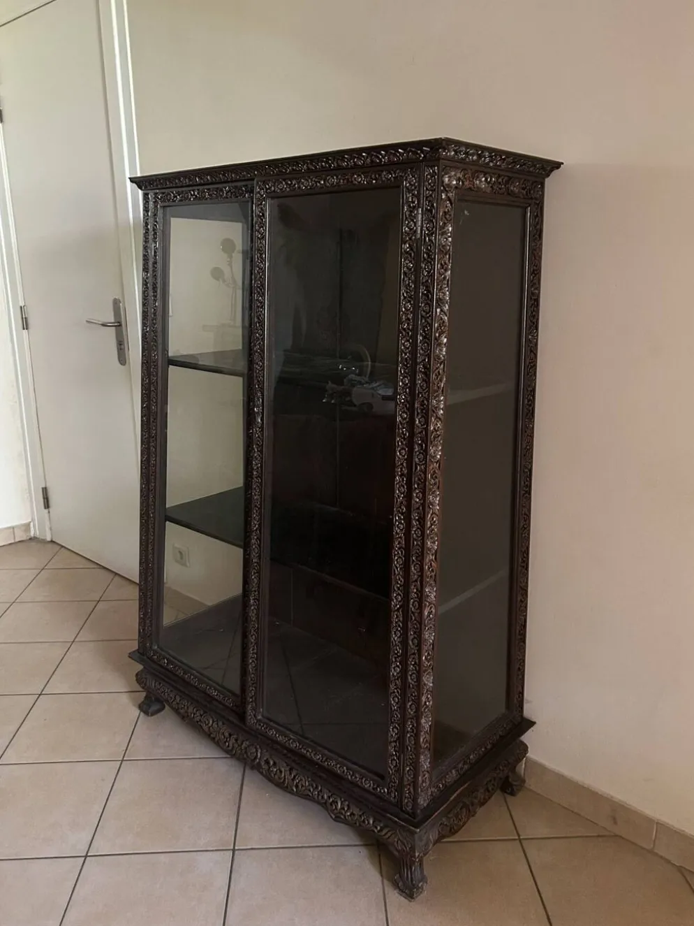 Vitrine trapèze thaïlandaise en bois massif sculpté