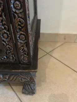 Vitrine trapèze thaïlandaise en bois massif sculpté