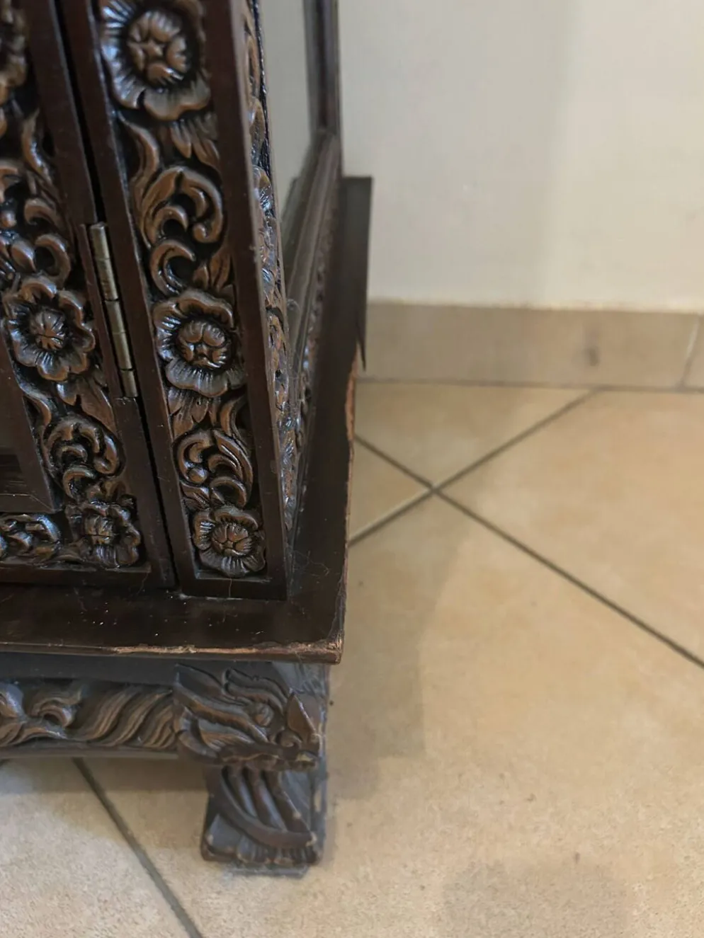 Vitrine trapèze thaïlandaise en bois massif sculpté