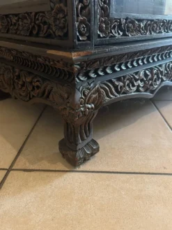 Vitrine trapèze thaïlandaise en bois massif sculpté