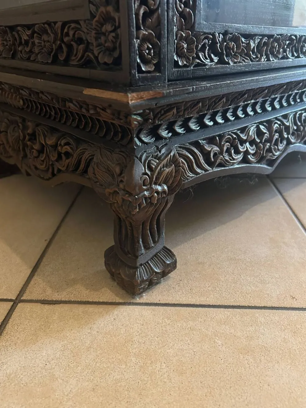 Vitrine trapèze thaïlandaise en bois massif sculpté