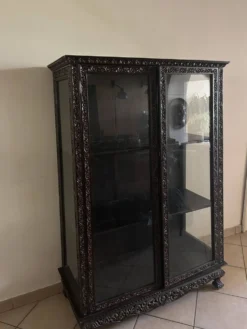 Vitrine trapèze thaïlandaise en bois massif sculpté