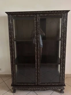Vitrine trapèze thaïlandaise en bois massif sculpté