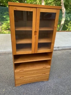 Vitrine vaisselier scandinave en orme Simat France 1970