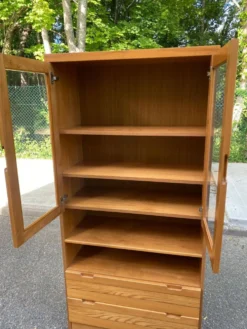 Vitrine vaisselier scandinave en orme Simat France 1970