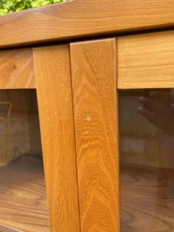 Vitrine vaisselier scandinave en orme Simat France 1970