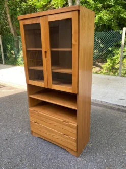Vitrine vaisselier scandinave en orme Simat France 1970