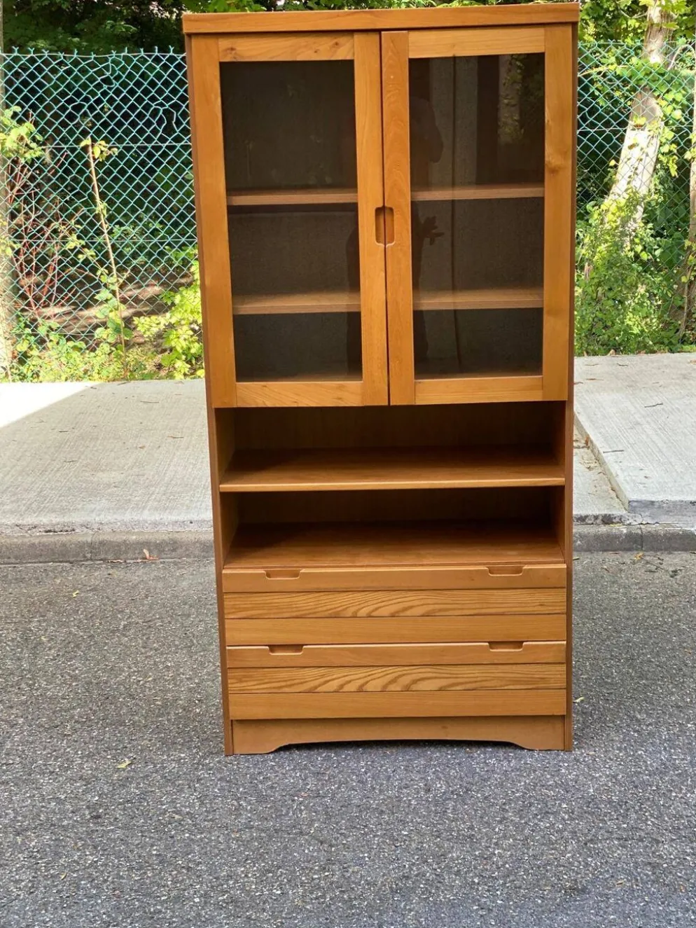 Vitrine vaisselier scandinave en orme Simat France 1970