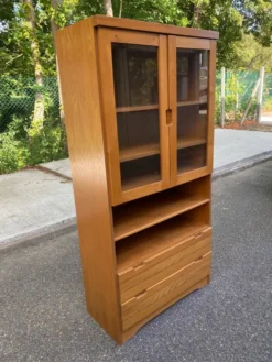 Vitrine vaisselier scandinave en orme Simat France 1970
