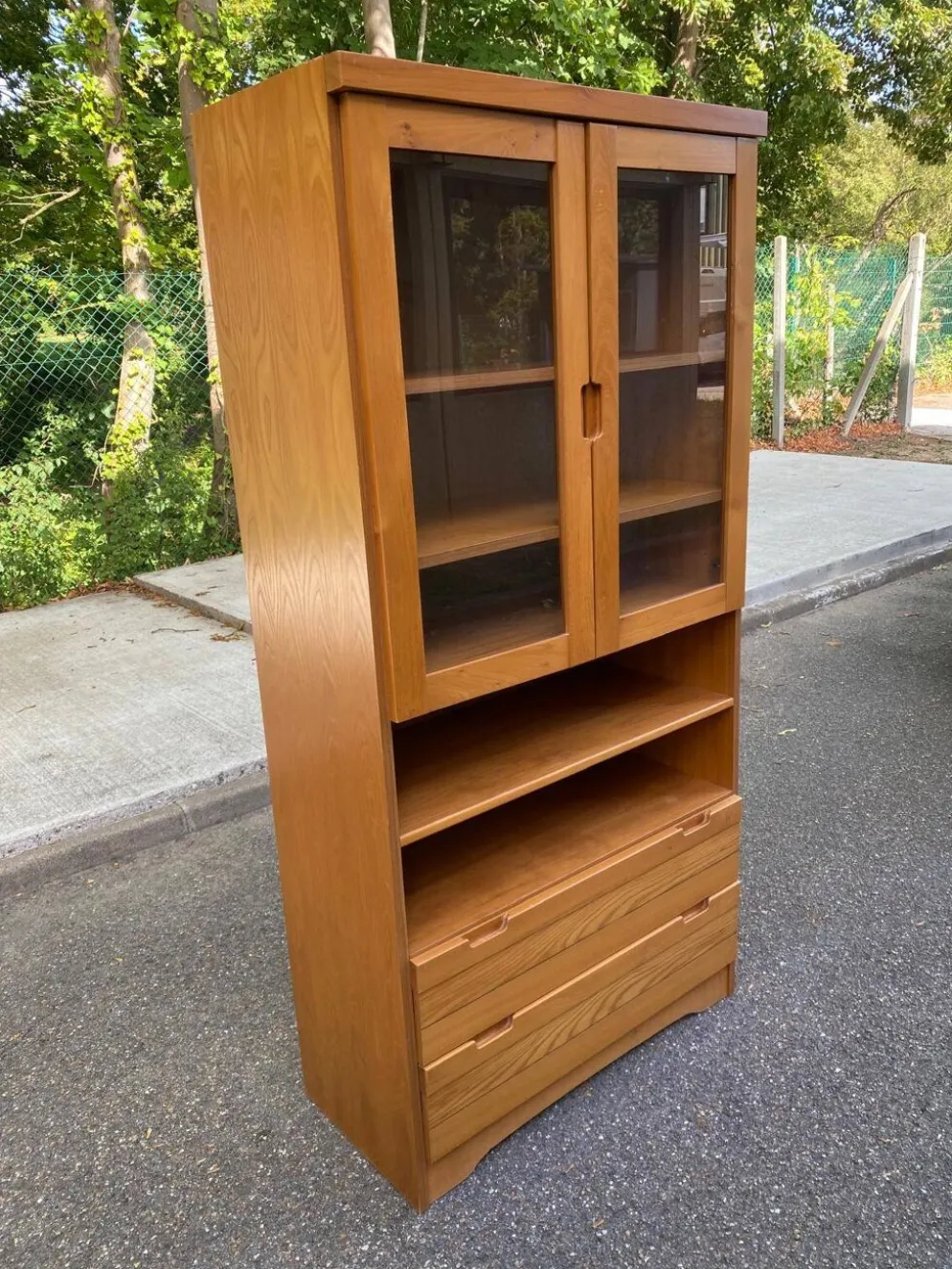 Vitrine vaisselier scandinave en orme Simat France 1970