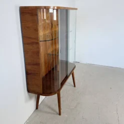 Vitrine vintage avec lattes en verre – Placage de noyer chaud et style Art Déco