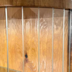Vitrine vintage avec lattes en verre – Placage de noyer chaud et style Art Déco