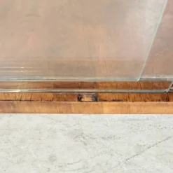 Vitrine vintage avec lattes en verre – Placage de noyer chaud et style Art Déco