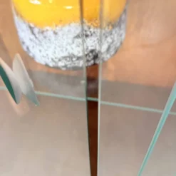 Vitrine vintage avec lattes en verre – Placage de noyer chaud et style Art Déco