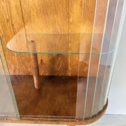 Vitrine vintage avec lattes en verre – Placage de noyer chaud et style Art Déco