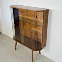 Vitrine vintage avec lattes en verre – Placage de noyer chaud et style Art Déco