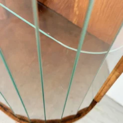 Vitrine vintage avec lattes en verre – Placage de noyer chaud et style Art Déco