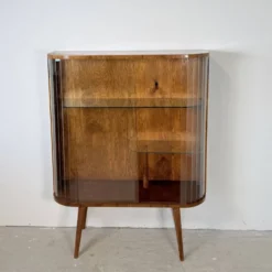 Vitrine vintage avec lattes en verre – Placage de noyer chaud et style Art Déco