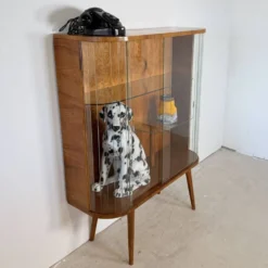 Vitrine vintage avec lattes en verre – Placage de noyer chaud et style Art Déco