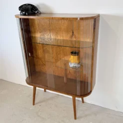 Vitrine vintage avec lattes en verre – Placage de noyer chaud et style Art Déco