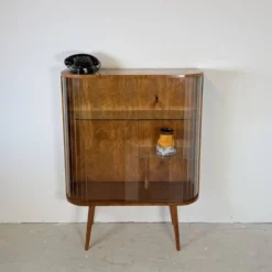 Vitrine vintage avec lattes en verre – Placage de noyer chaud et style Art Déco